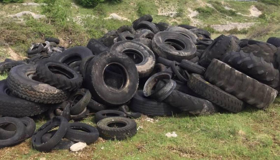 In campo a caccia di pneumatici: decine di volontari per la giornata ecologica