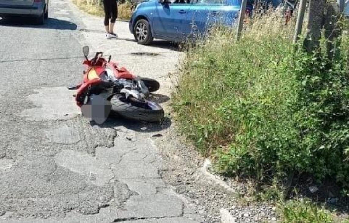 Incidente tra un'auto e una moto, feriti entrambi i conducenti