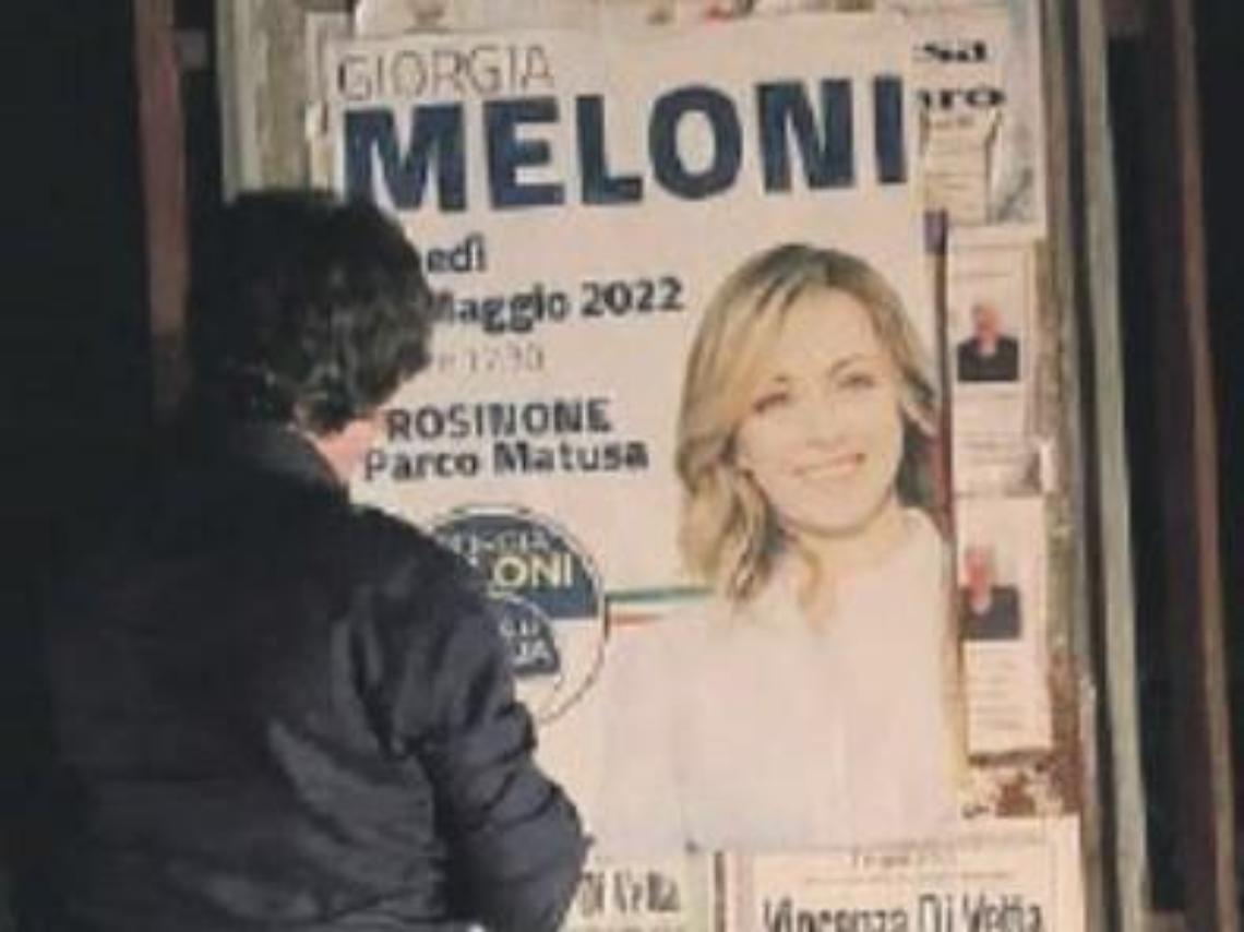 Manifesto del comizio della Meloni sugli annunci mortuari: monta la polemica
