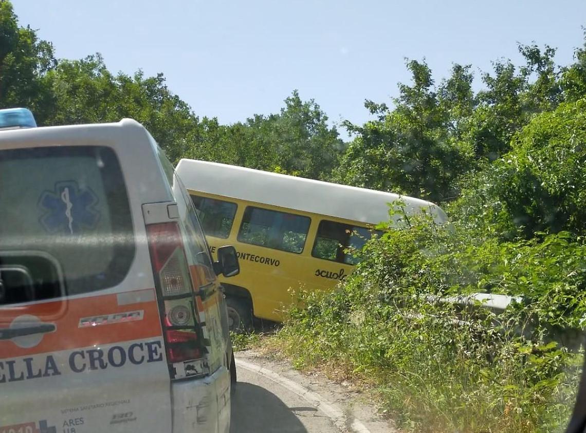 Scuolabus esce fuori strada: momenti di terrore per 20 bambini