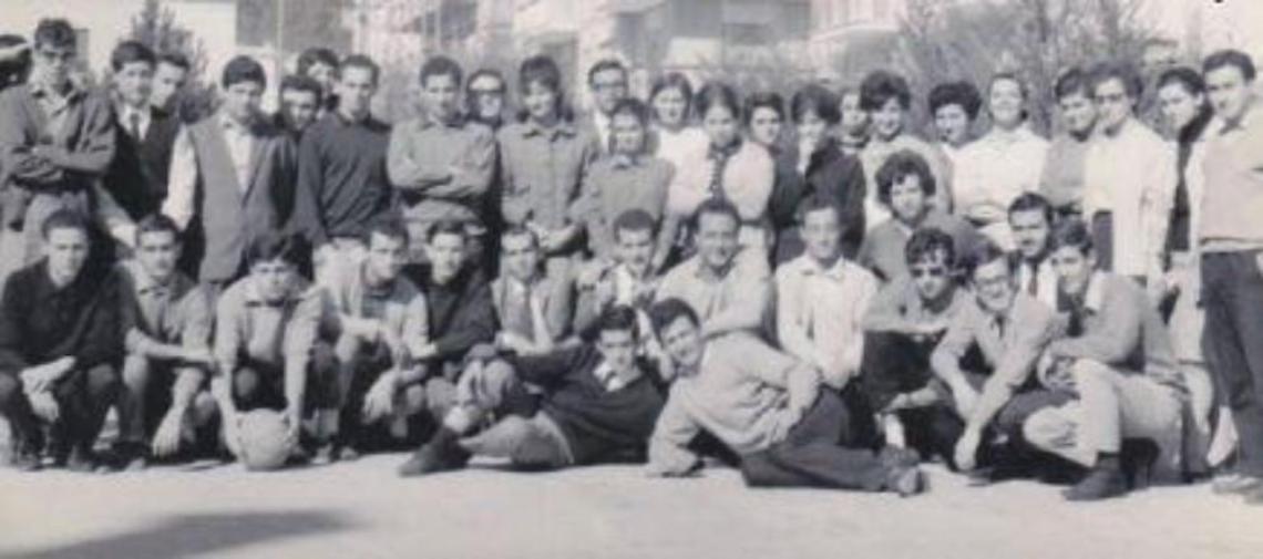 I ragazzi degli anni '60 e una festa per celebrare l'amicizia nata tra i banchi di scuola