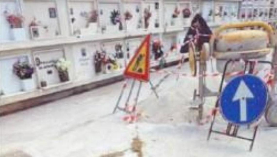 Acqua calda dalle fontane del cimitero, diverse le segnalazioni: è polemica