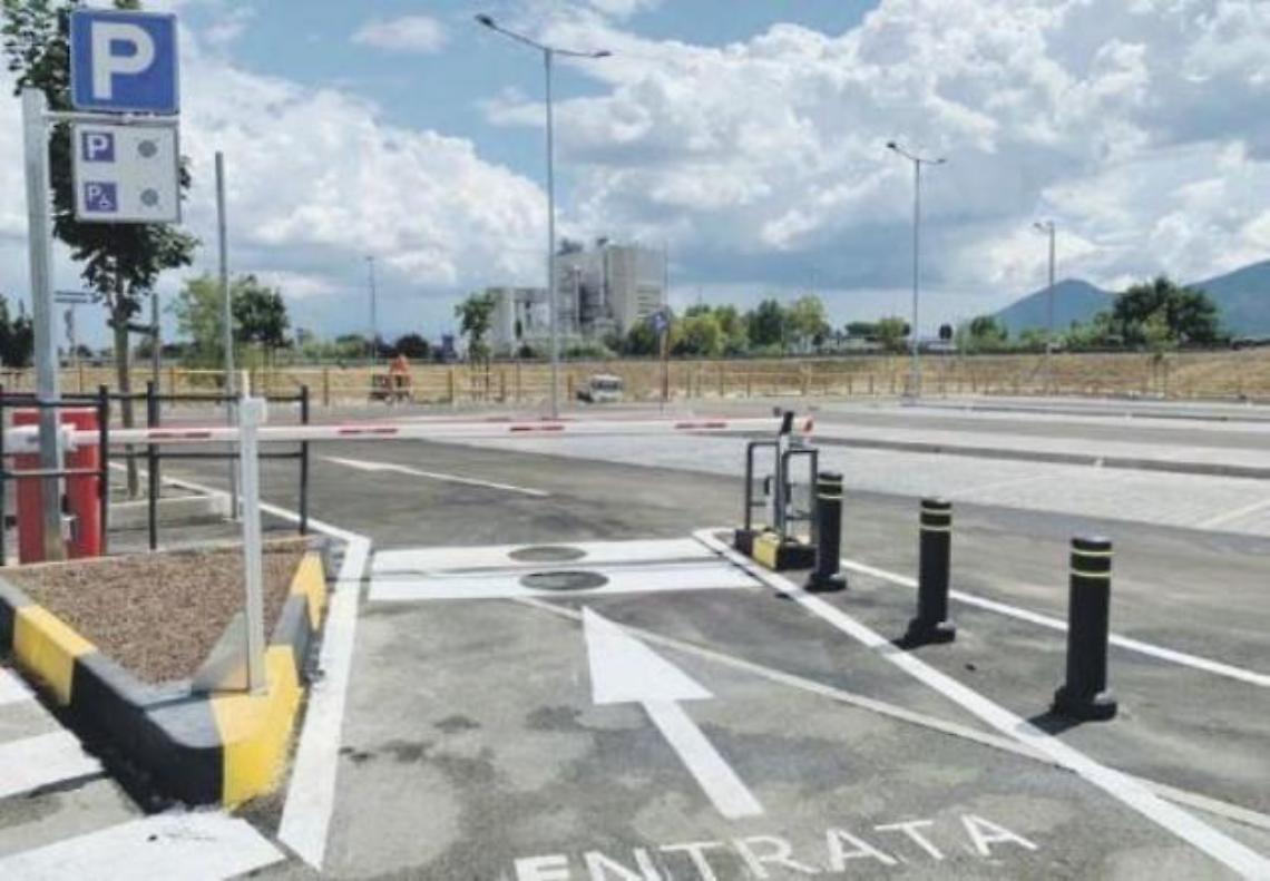 Auto smontata per rubare il catalizzatore. L'insolito furto in un parcheggio videosorvegliato