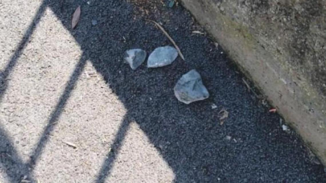 Lanciano sassi contro auto e abitazioni: scatta la denuncia