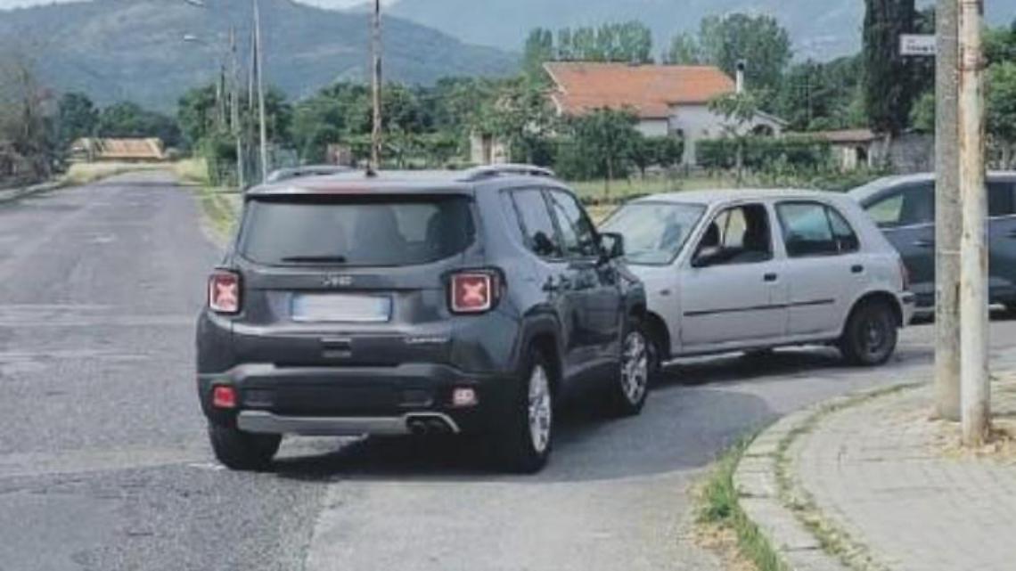 Incidente al volante, accusa un malore e finisce contro un'auto: grave una donna