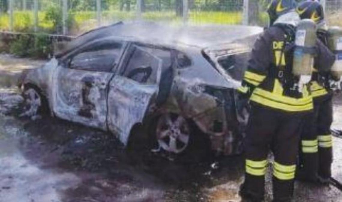 Assalto al portavalori con l'auto rubata. Il veicolo dato alle fiamme