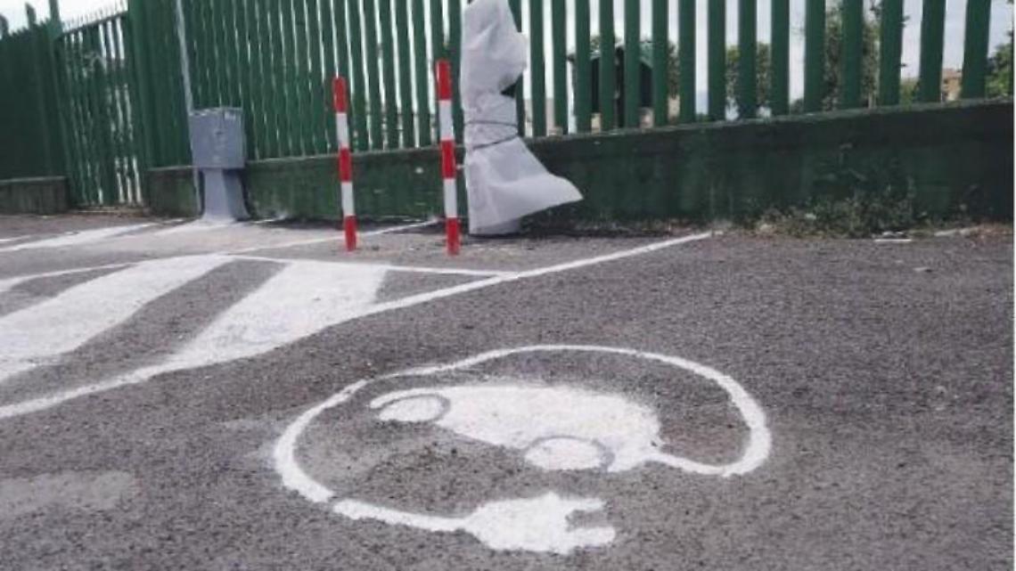 Veicoli elettrici in città, la rete di postazioni è realtà