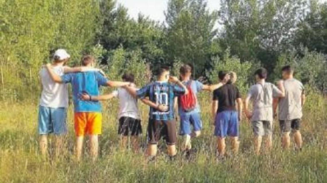 Campetto di calcio abbandonato, i ragazzi vogliono “adottarlo”