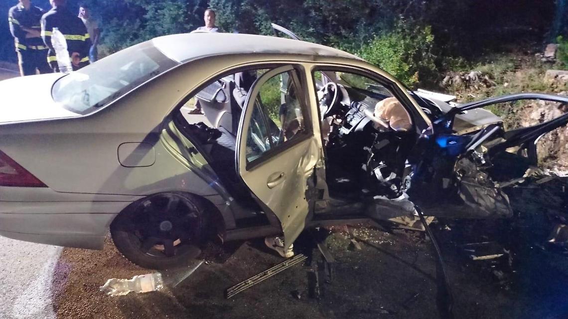 Incidente al volante, auto finisce contro un muretto: feriti tre ventenni