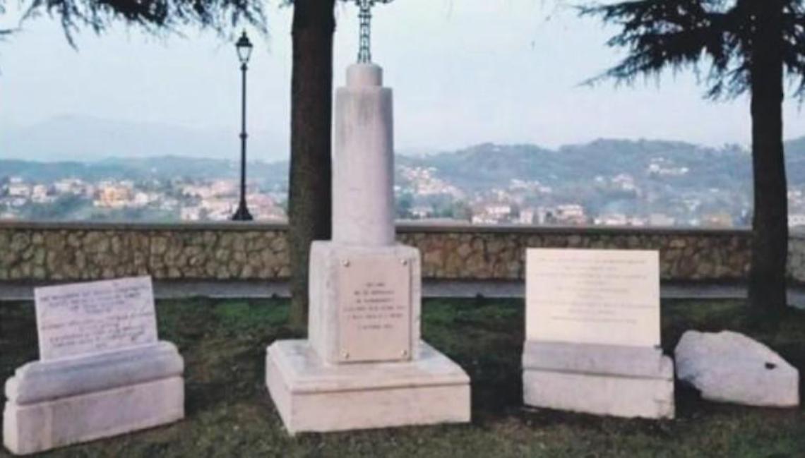 Teppisti distruggono la lapide in onore dei caduti: la polemica