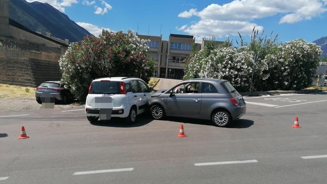 Incidente tra due auto, ferite le ragazze alla guida dei veicoli