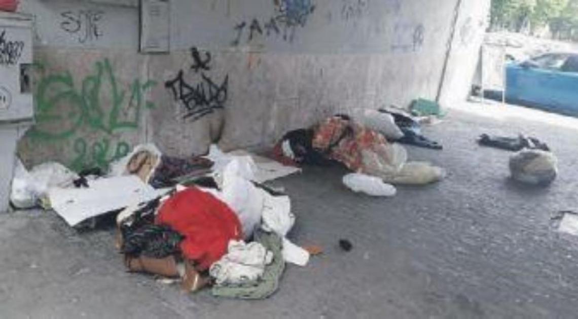 Clochard, bivacchi e rifiuti in strada, situazione insostenibile