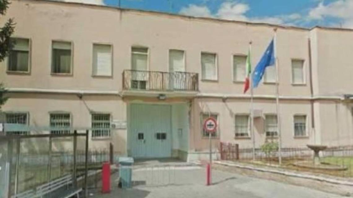 Aggressione in carcere, detenuto afferra al collo un agente e colpisce un medico