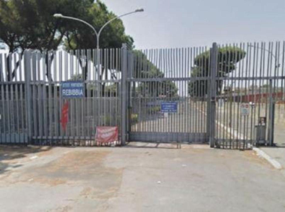 Arrestata oltre dieci volte dal 2014, minaccia e picchia due agenti: di nuovo nei guai