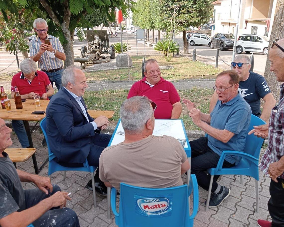 Elezioni, i candidati a sindaco Ferdinandi e Riccardi si sfidano a carte