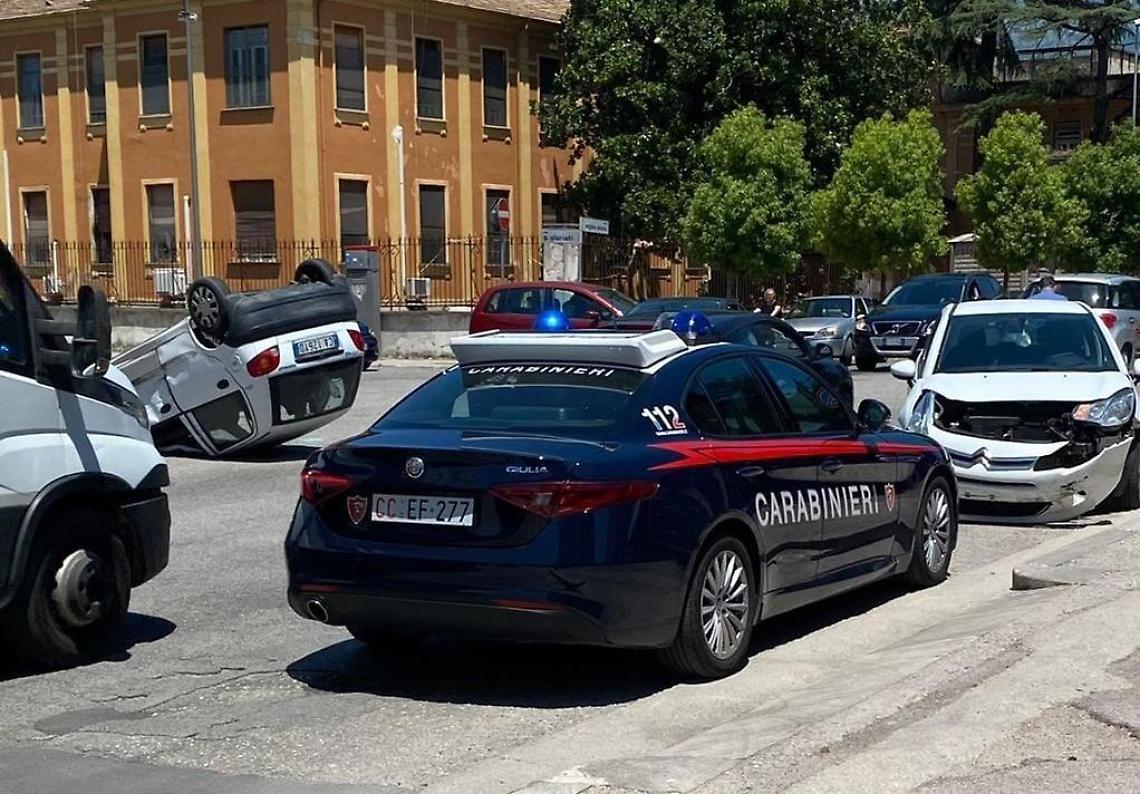 Incidente al volante, trasportate in ospedale le due conducenti