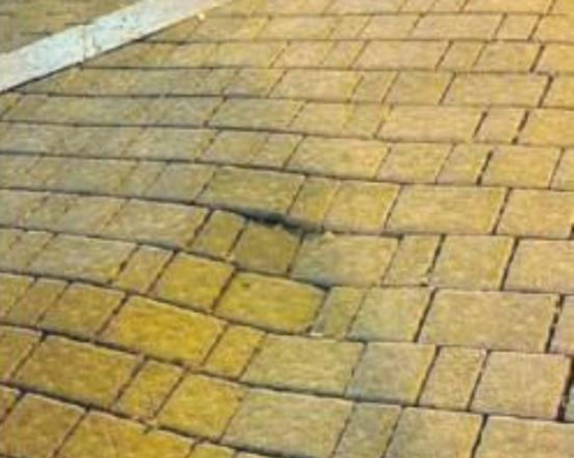 Anziana cade in pieno centro: la pavimentazione colpisce ancora