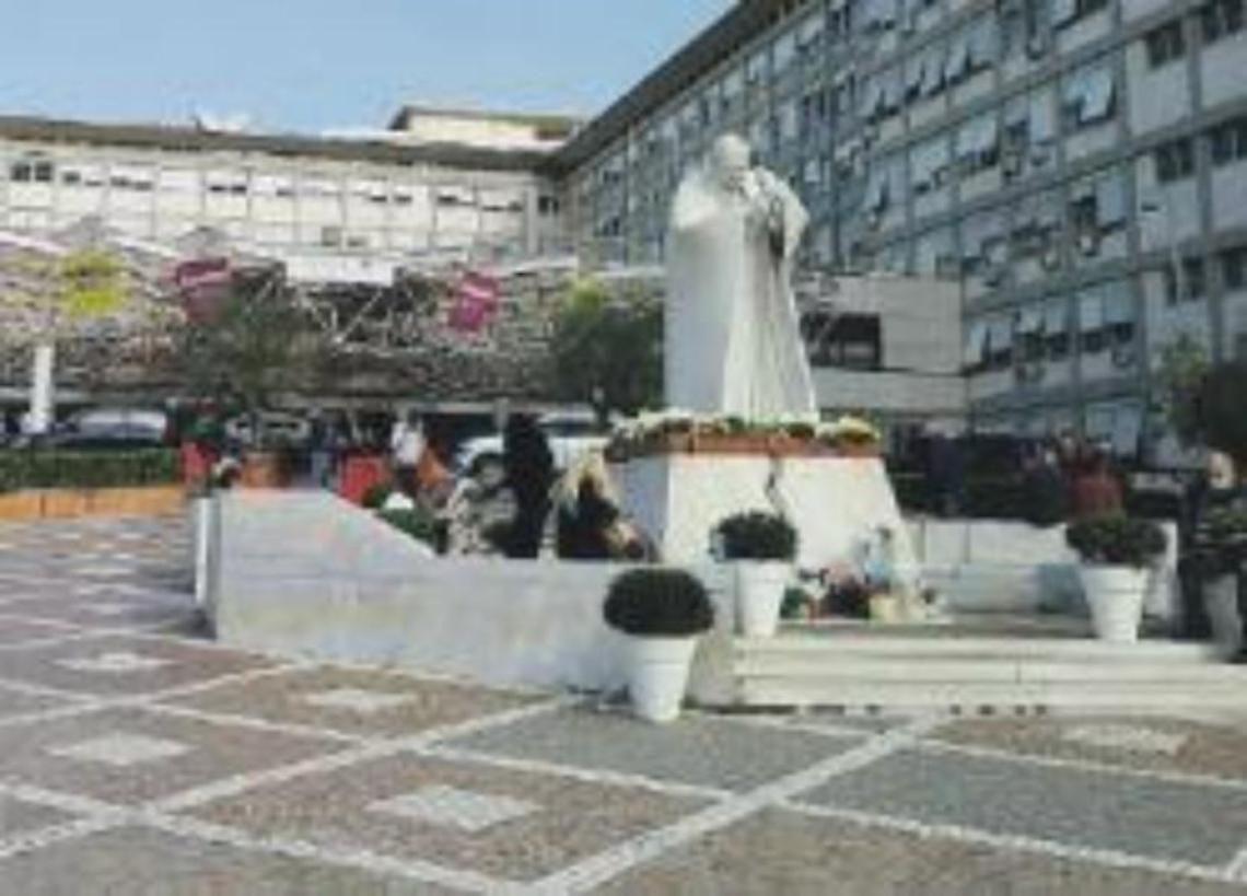 Bambina ferita alla testa: candele sui balconi e preghiere per la piccola Giulia
