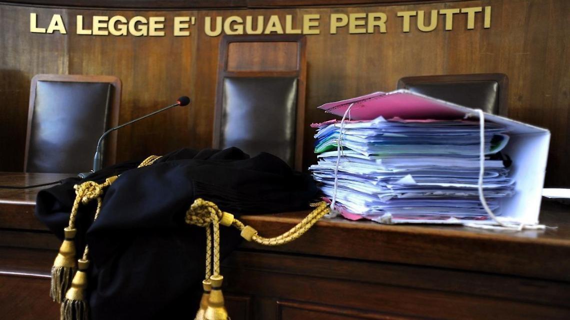 Baci e abbracci durante le ore di lezione: alunne molestate