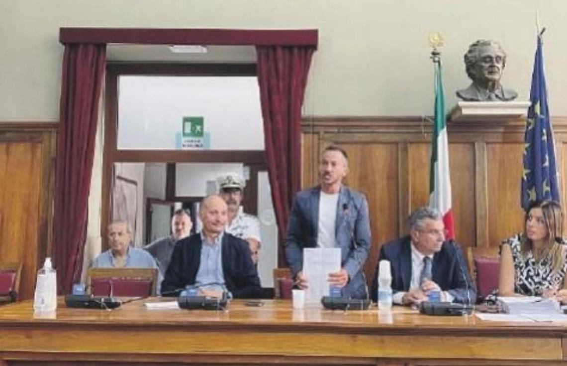 Piscina comunale, lo scheletro della struttura al centro del dibattito