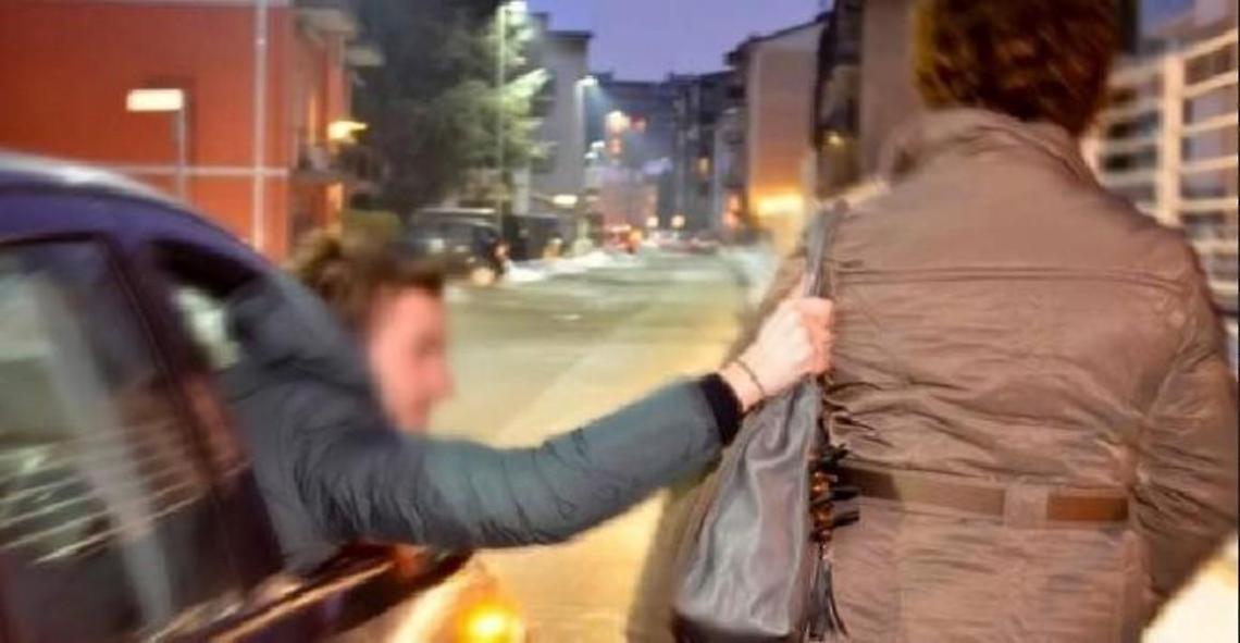 Scippo in pieno giorno, avvicinata da un'auto e trascinata per strada