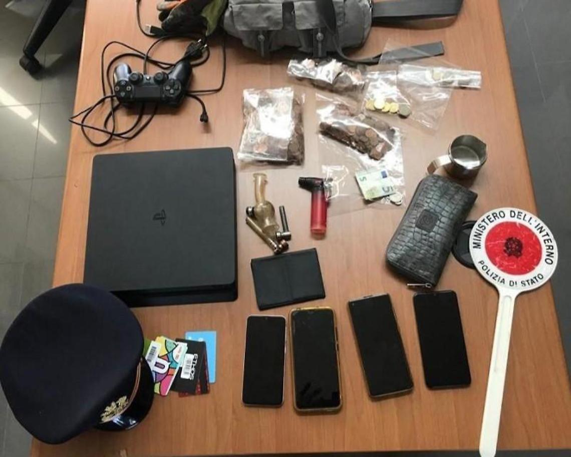 Anziana trascinata a terra, scippata e finita in ospedale: tre arresti