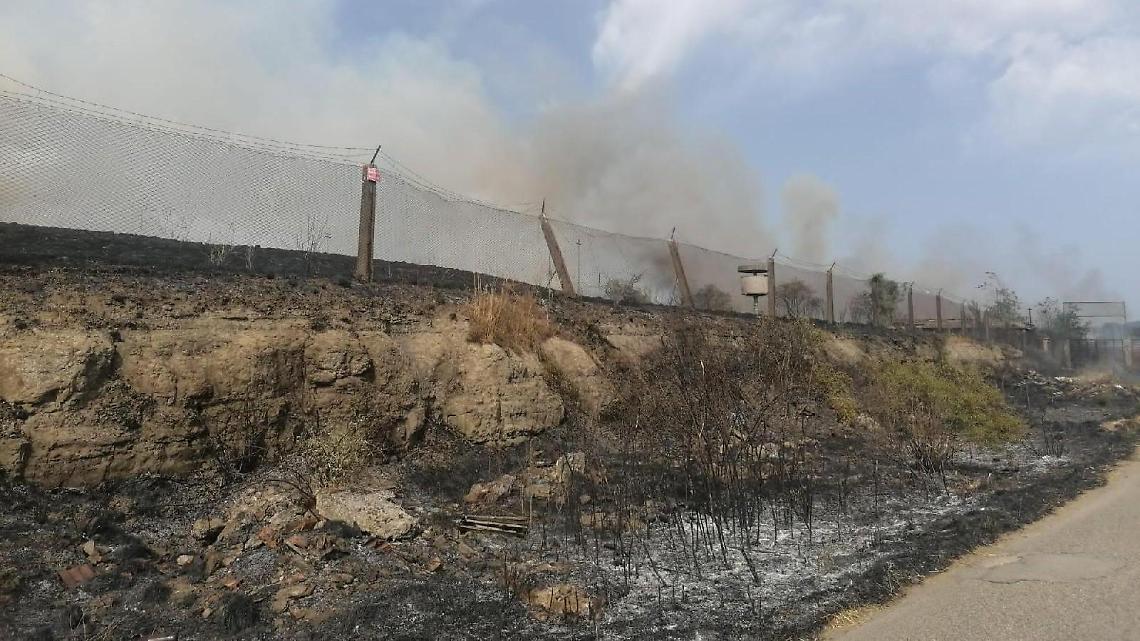 Fiamme nei terreni dell'ex polveriera: fumo avvistato dai paesi limitrofi