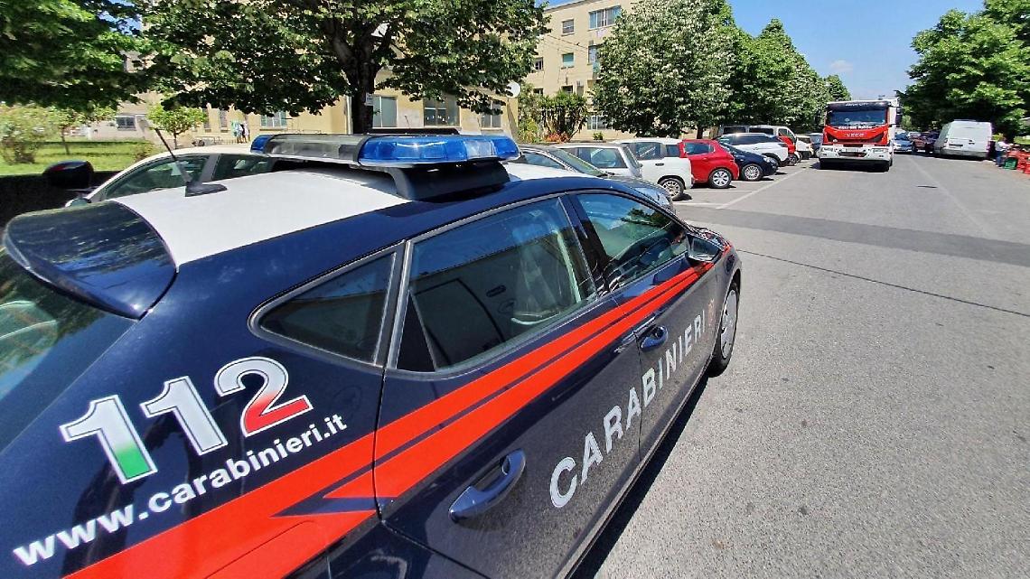 Pensa che ci siano i ladri in casa ma trova la moglie con l'amante