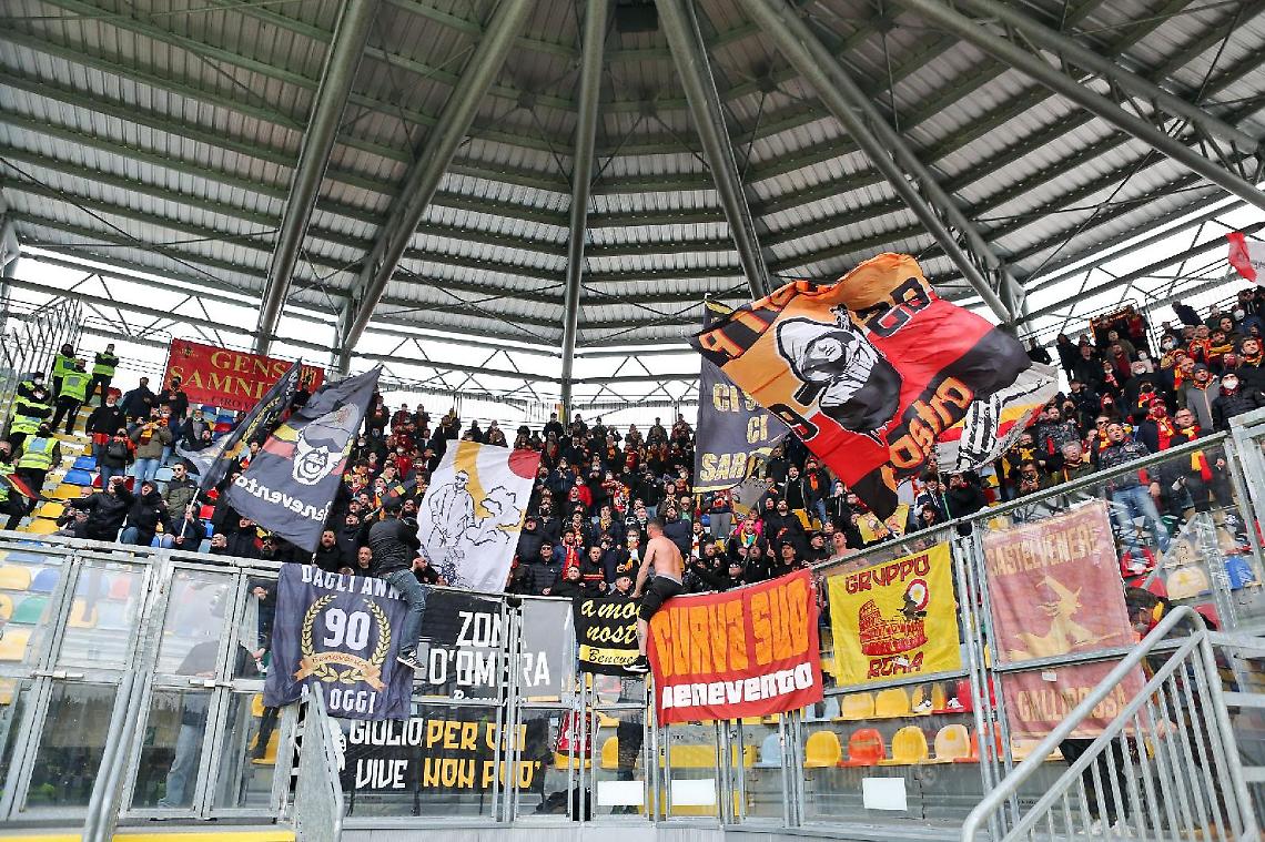 Fumogeni in curva, scatta il Daspo a due tifosi del Benevento
