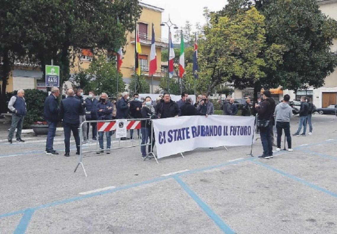 Aria irrespirabile nella zona industriale, la protesta dei residenti