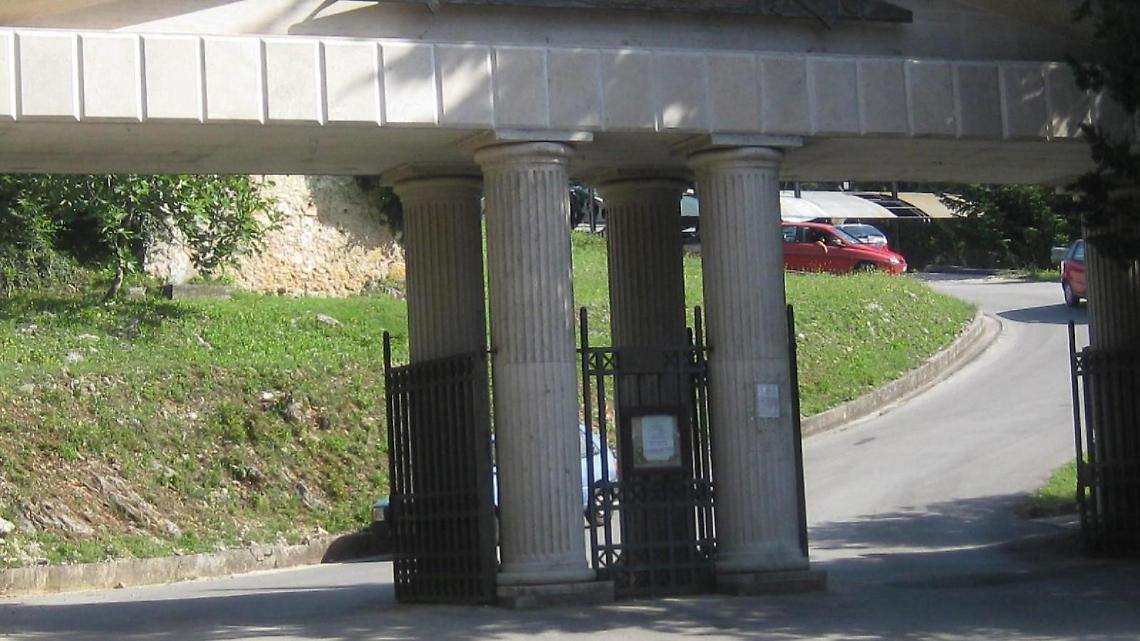 Cimitero, segnalata la presenza di individui sospetti: «Ho paura ad andare sola»