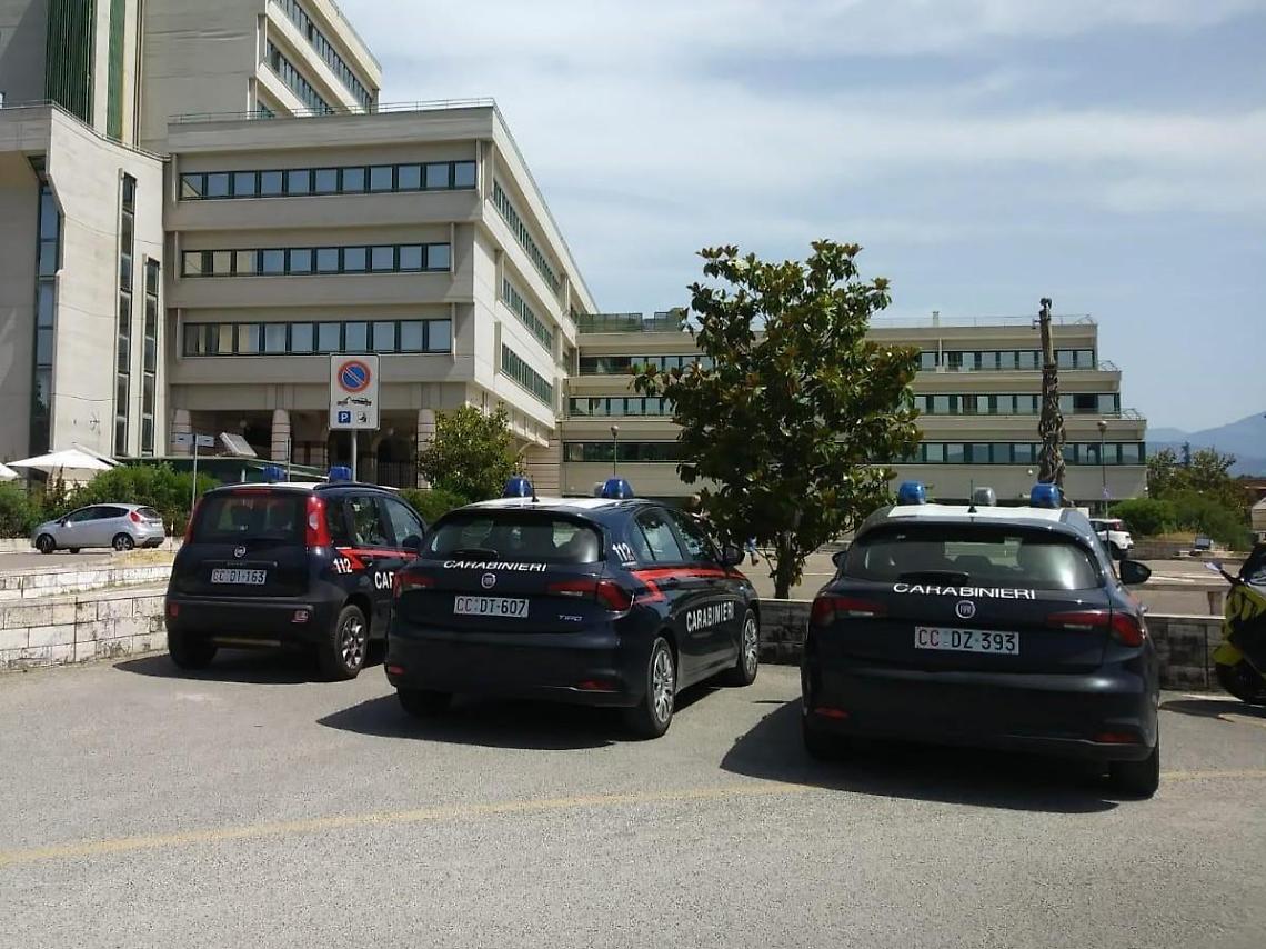 Crede ci siano i ladri e scopre la moglie con l'amante. Il racconto del marito