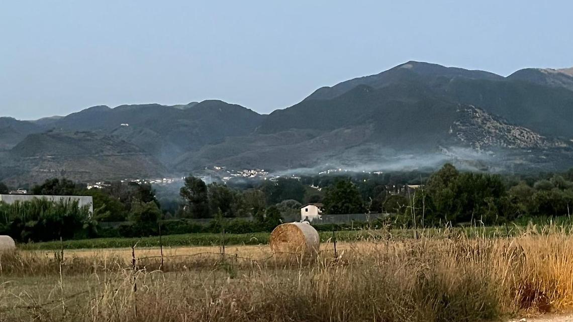 Incendio, aria torrida e irrespirabile: la polemica di residenti e attivisti