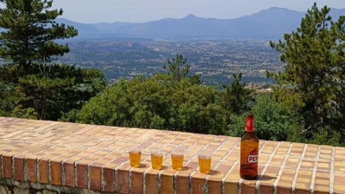 Centralina danneggiata e bicchieri abbandonati: è polemica tra i residenti