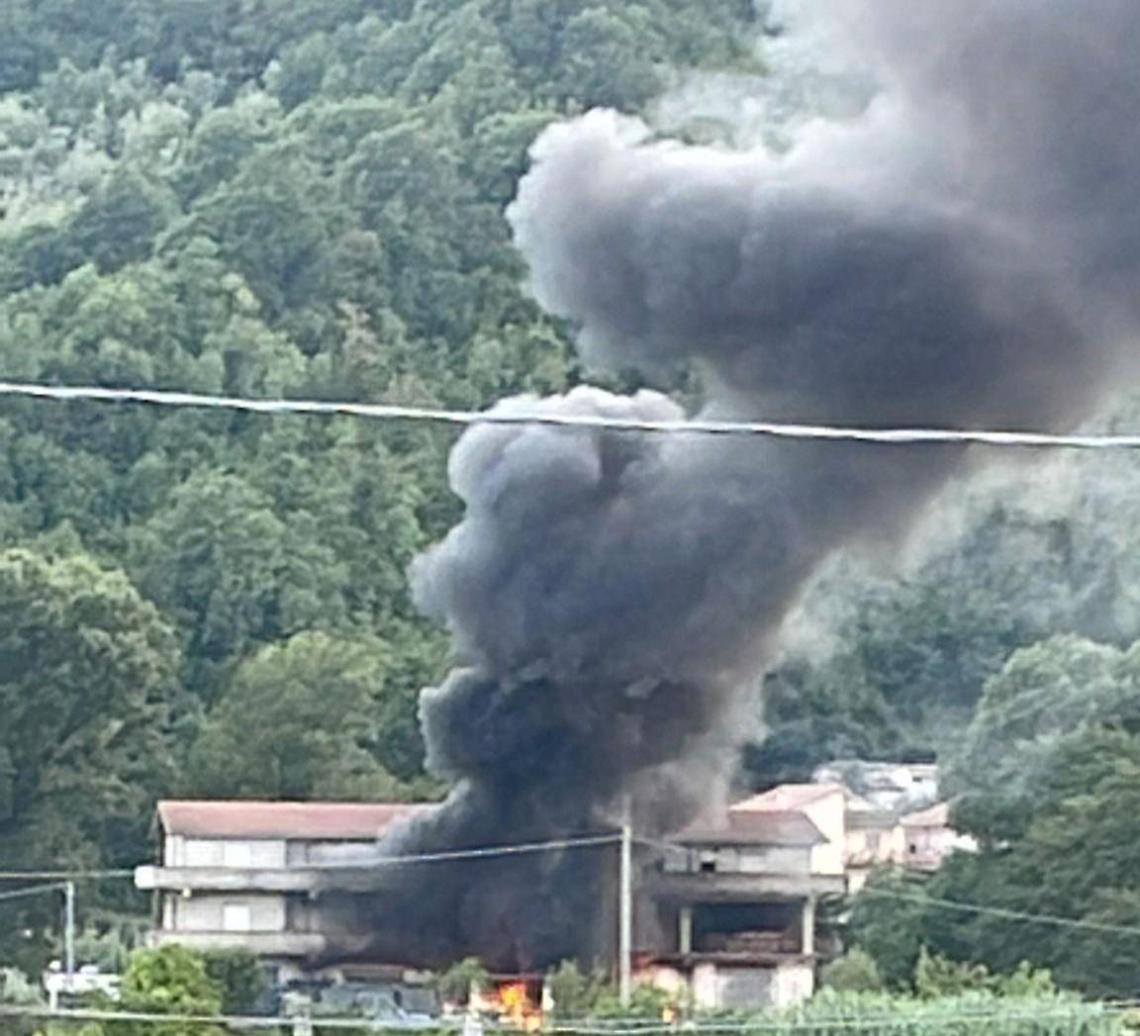 Incendio al piano terra di uno stabile. Dall'edificio una colonna di fumo nero