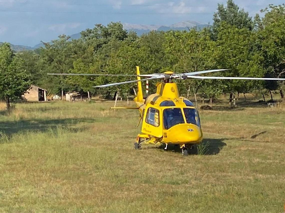 Cade dal balcone di casa, grave un anziano. Elitrasportato al "San Camillo"