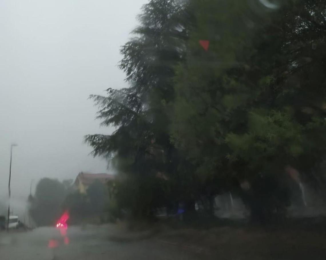 Maltempo, cade un fulmine in pieno centro: traffico parralizzato