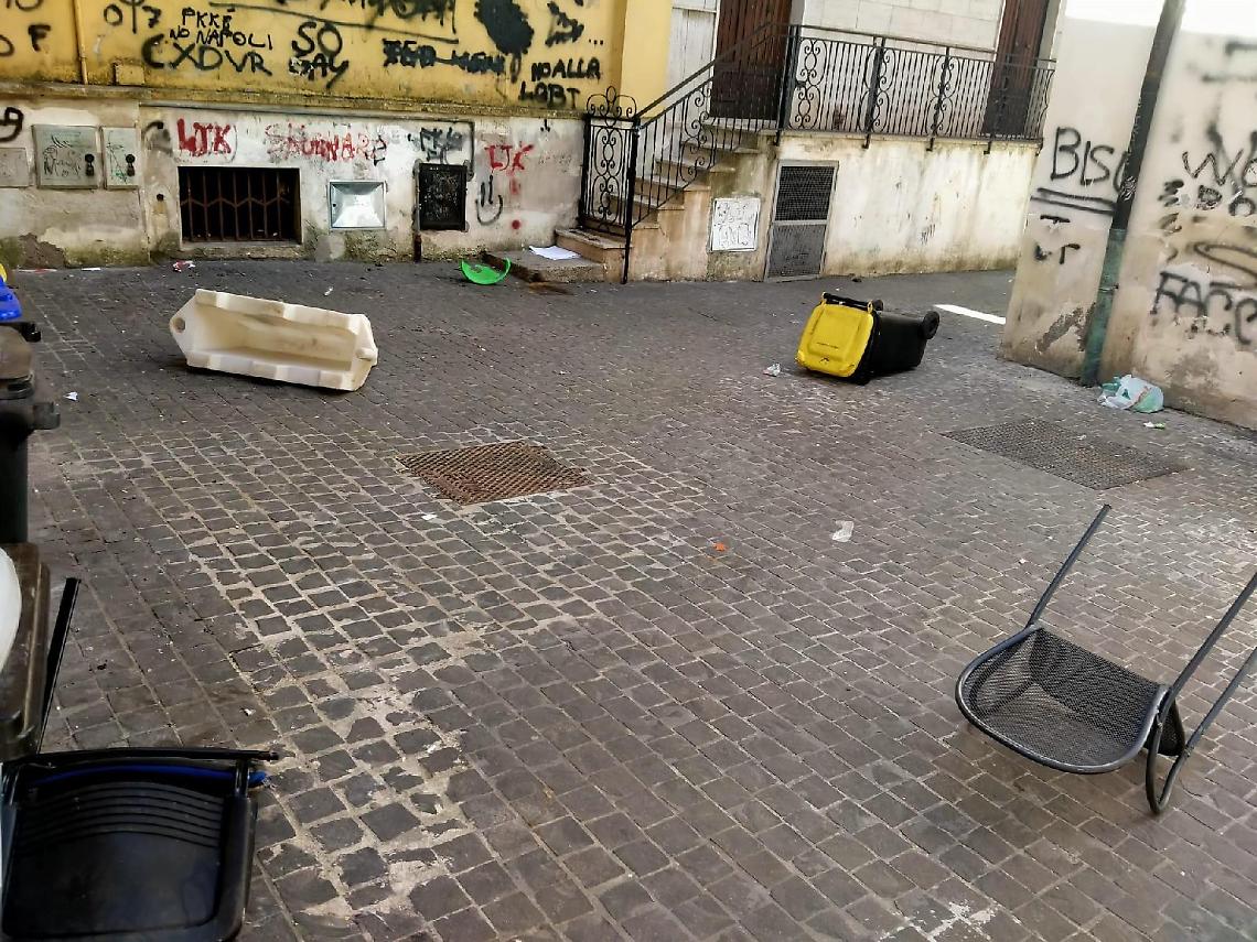 Notti insonni in centro tra schiamazzi e cattivi odori. Residenti esasperati