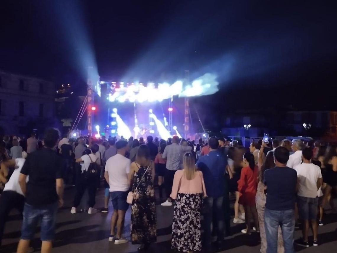 Festa del Crocifisso, boom di presenze. E stasera il concerto dei "The Kolors"