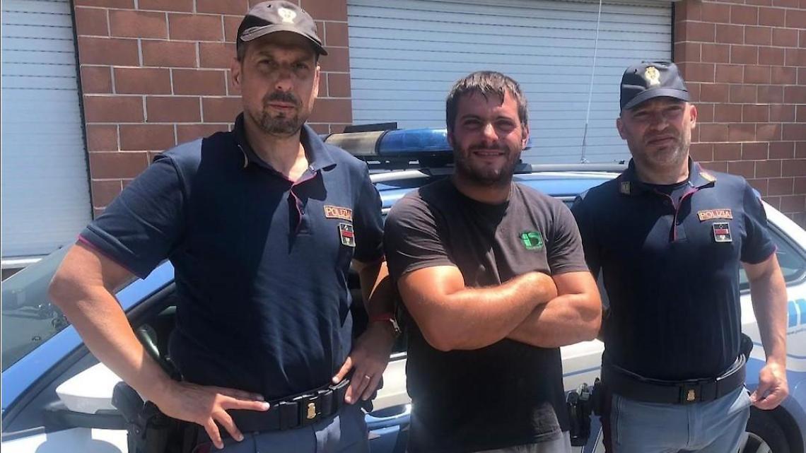 Parto in autostrada: gli agenti aiutano la piccola Gloria a nascere
