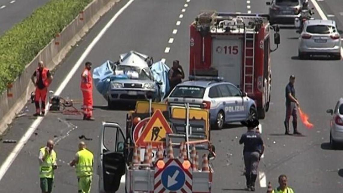 Padre, madre e figlio muoiono nello schianto: ascoltato un testimone