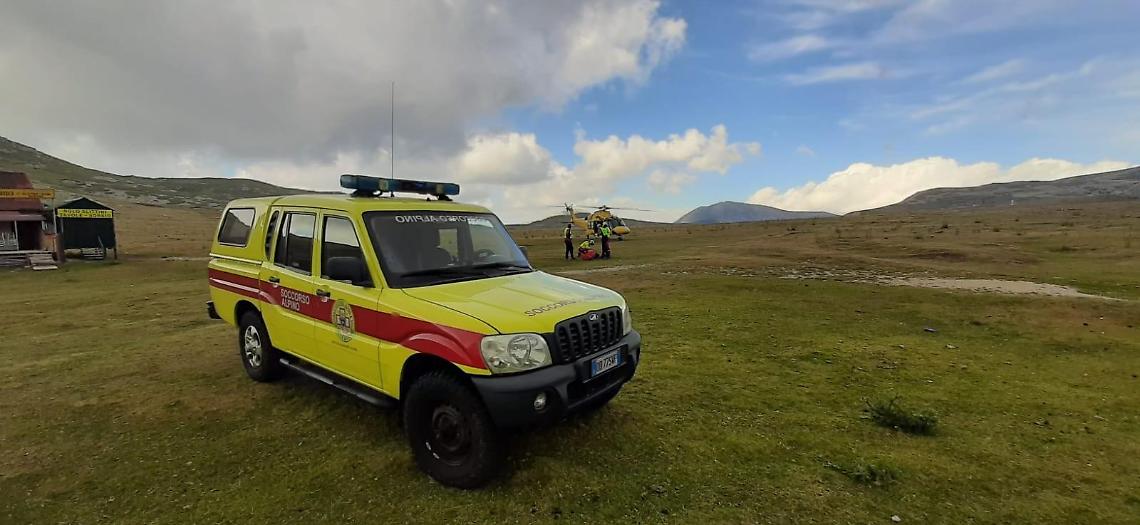 Zio e nipote si ribaltano con il quad e una ragazza cade in montagna: due interventi del Soccorso Alpino