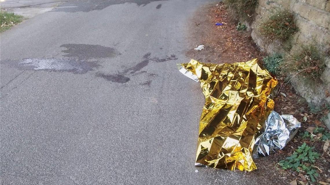 Ucciso con una coltellata alla gola. La vittima è ancora senza identità