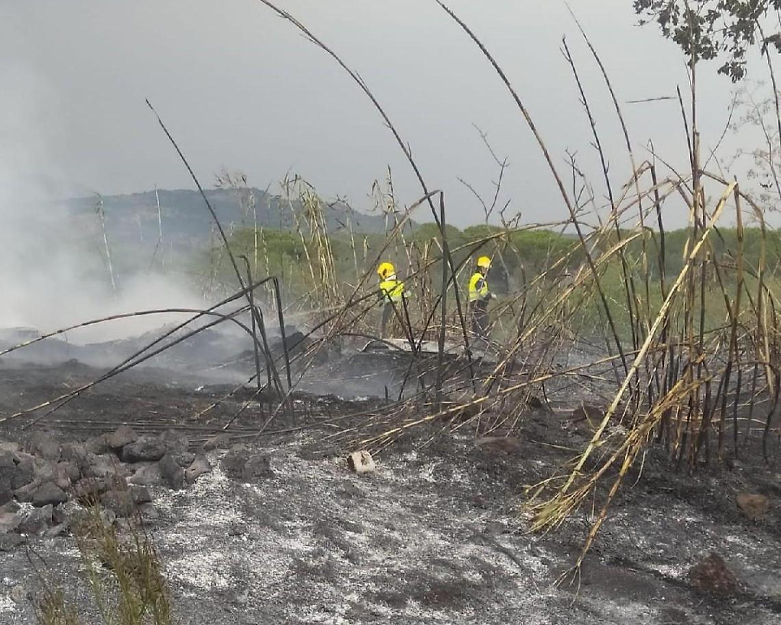 Incendio vicino alla zona industriale. Pomeriggio di paura e aria irrespirabile