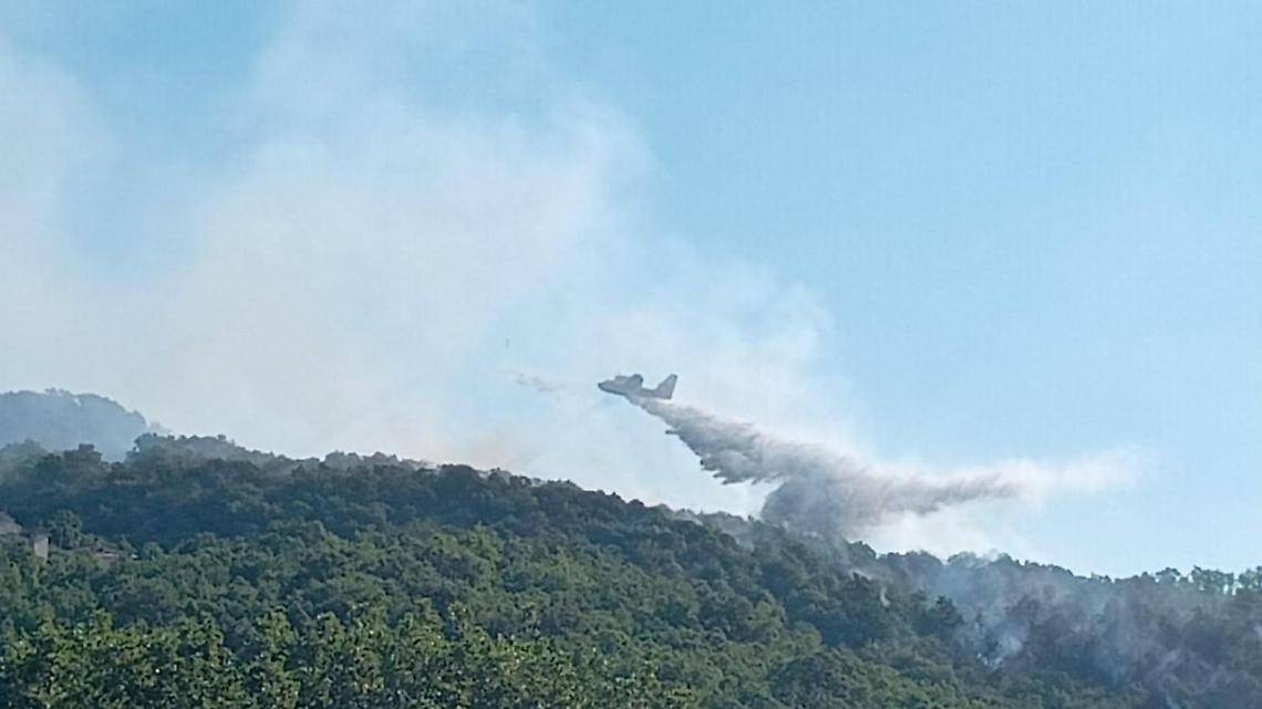 Paura nella notte, brucia tutta la montagna. Lambita la chiesetta