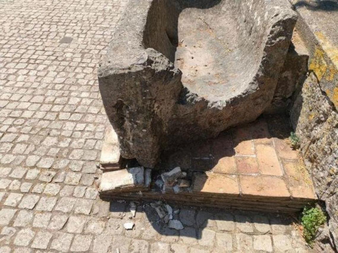 Danneggiata l'area sacra. Il Comune interviene: «Individueremo i responsabili»