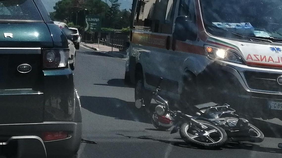 Incidente in moto, feriti due ragazzi. L'auto fugge senza prestare soccorso