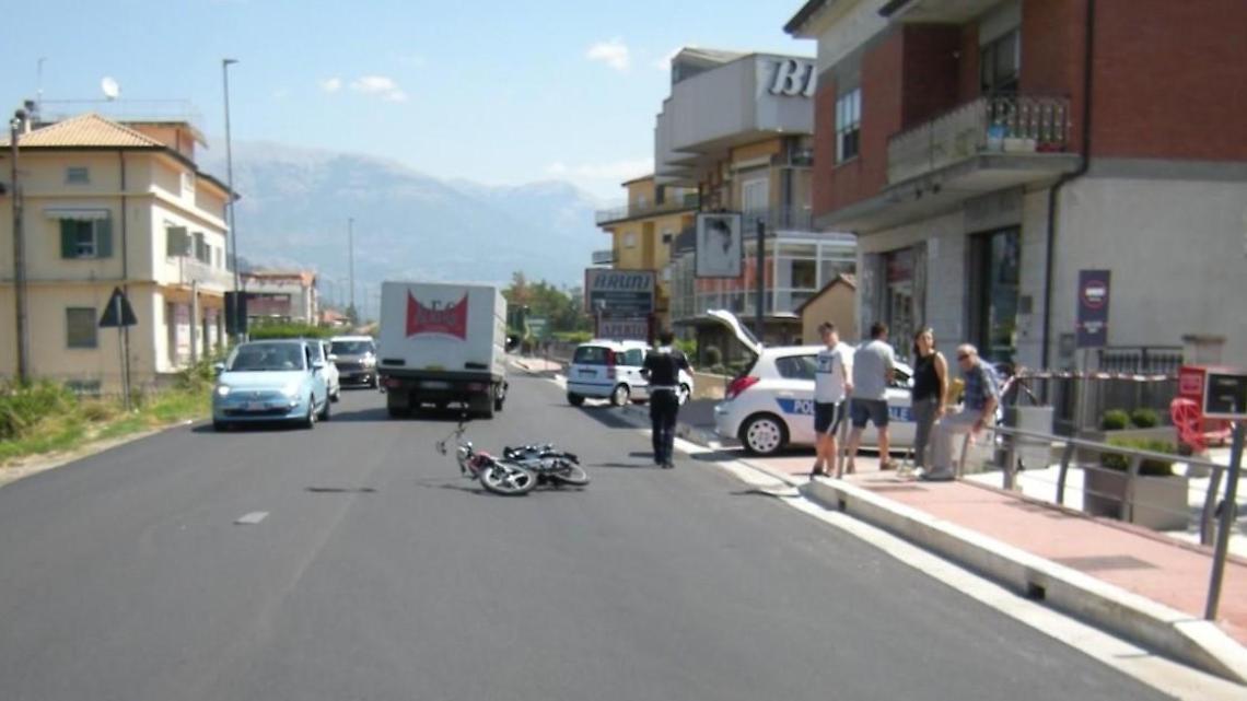 Investe due ragazzi e fugge via: identificata e denunciata una donna