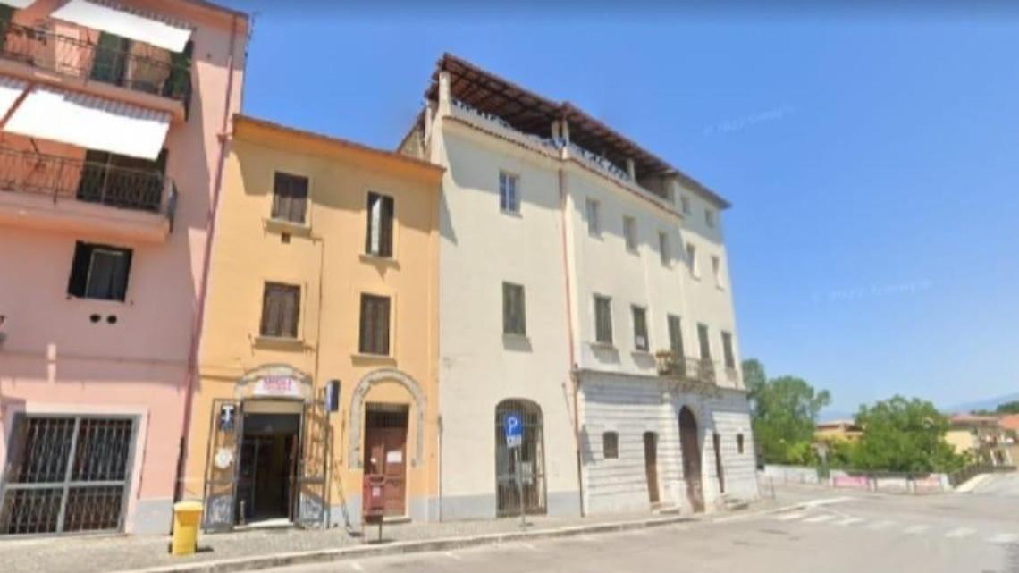 La porta si chiude e il bimbo resta dentro da solo: momenti di panico