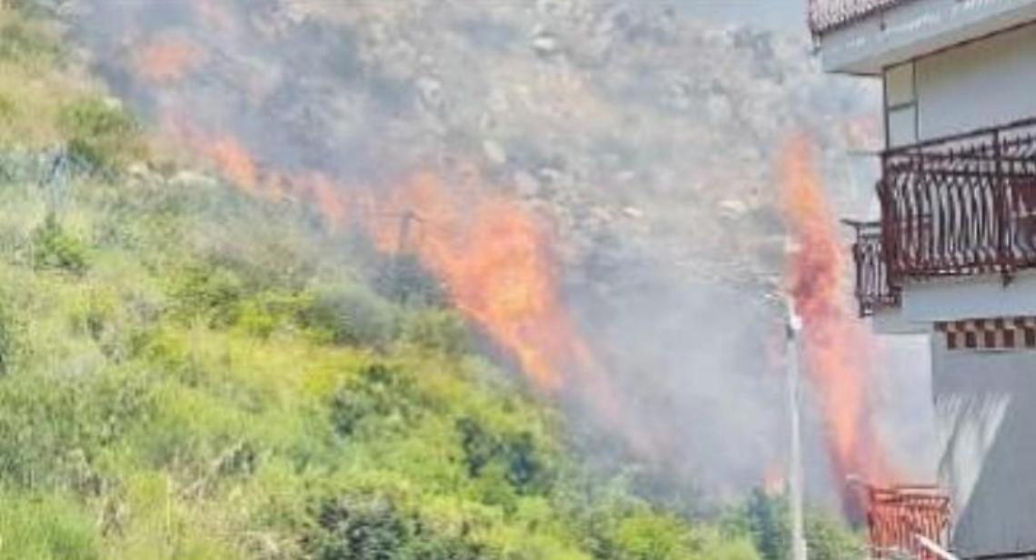 Nuovo pomeriggio di fuoco, fiamme alte sulla Collina di Sant'Antonio